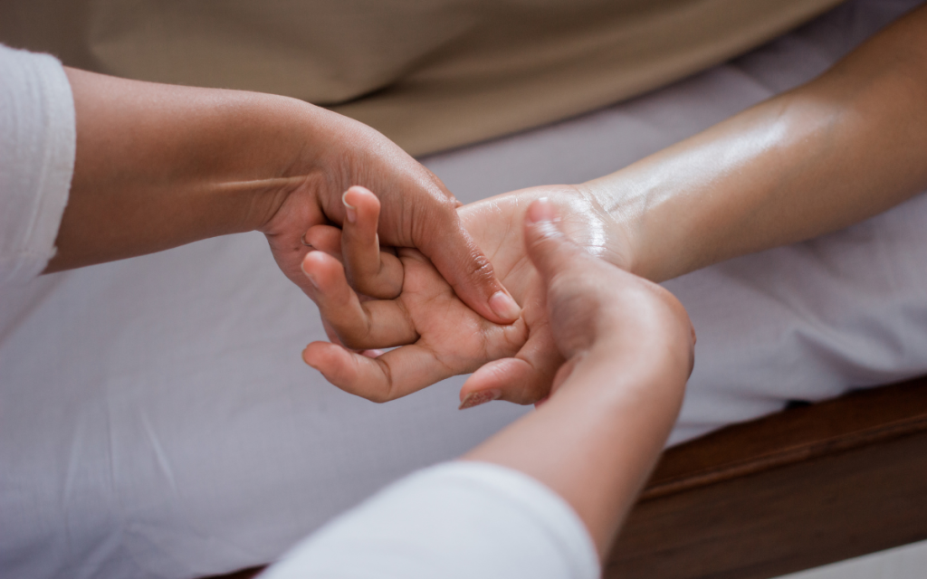 Massage bốn bàn tay âm + dương