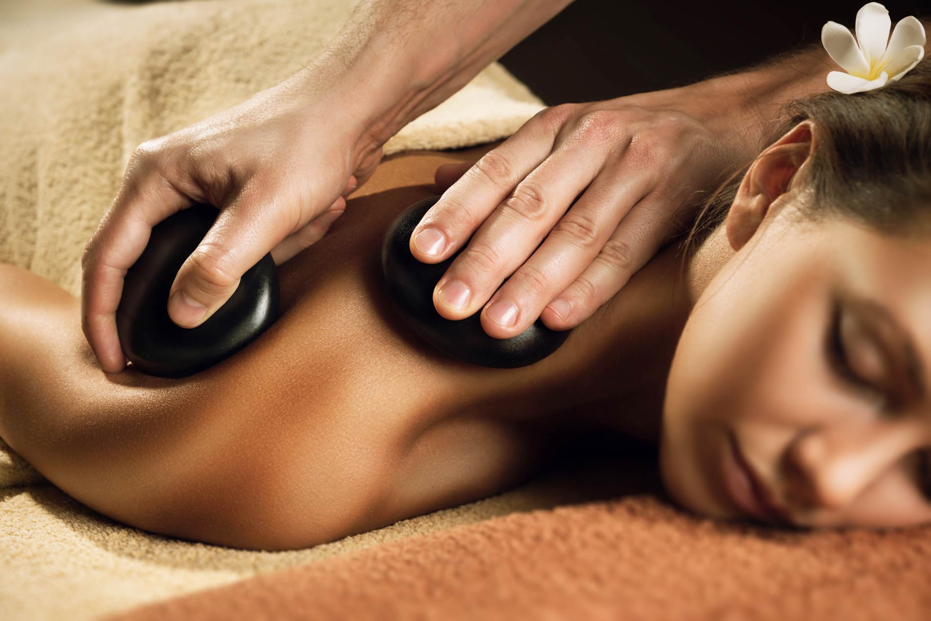 Massage đá nóng