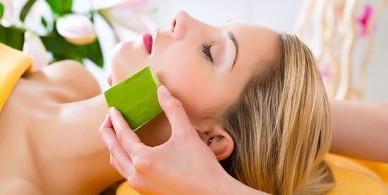 Massage mặt với nha đam