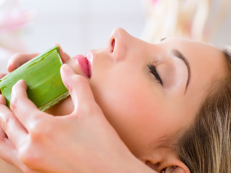 Massage mặt với nha đam